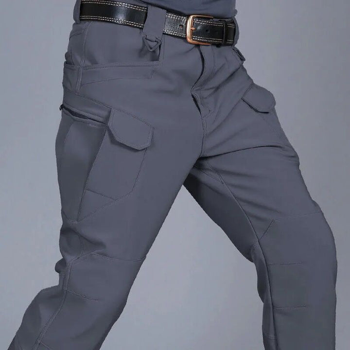 "Wasserdichte Herren-Wanderhose, robust und atmungsaktiv, mit mehreren Taschen, ideal für Outdoor-Aktivitäten."