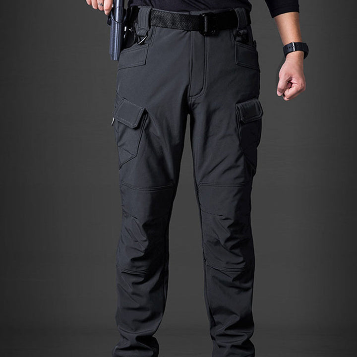 "Wasserdichte Herren-Wanderhose, robust und atmungsaktiv, mit mehreren Taschen, ideal für Outdoor-Aktivitäten."