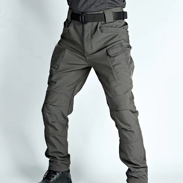 "Wasserdichte Herren-Wanderhose, robust und atmungsaktiv, mit mehreren Taschen, ideal für Outdoor-Aktivitäten."