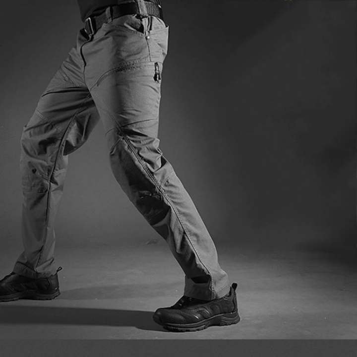 "Wasserdichte Herren-Wanderhose, robust und atmungsaktiv, mit mehreren Taschen, ideal für Outdoor-Aktivitäten."