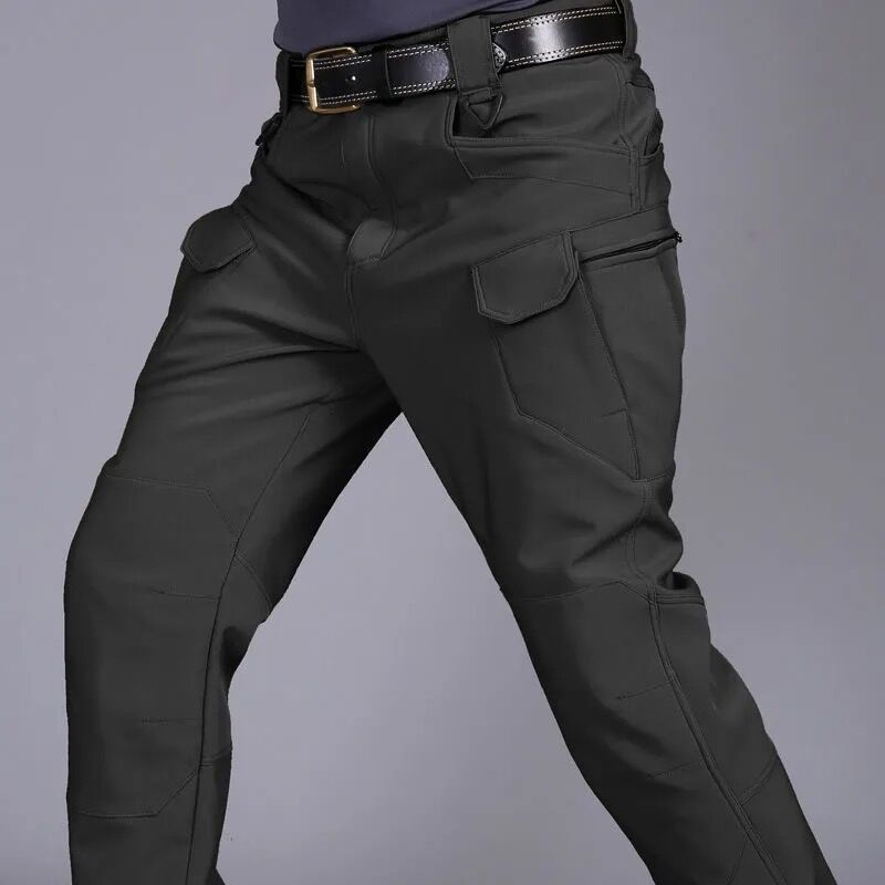"Wasserdichte Herren-Wanderhose, robust und atmungsaktiv, mit mehreren Taschen, ideal für Outdoor-Aktivitäten."