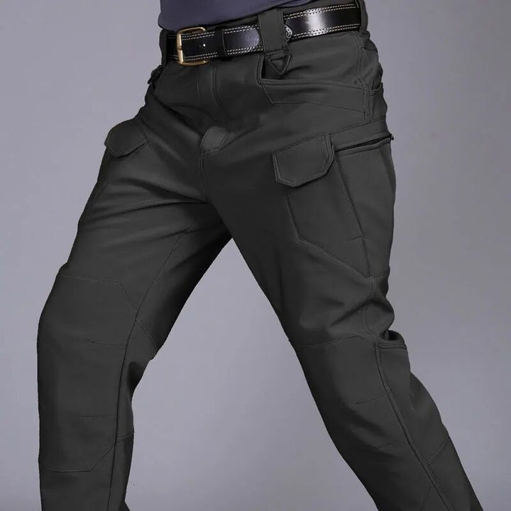 "Wasserdichte Herren-Wanderhose, robust und atmungsaktiv, mit mehreren Taschen, ideal für Outdoor-Aktivitäten."