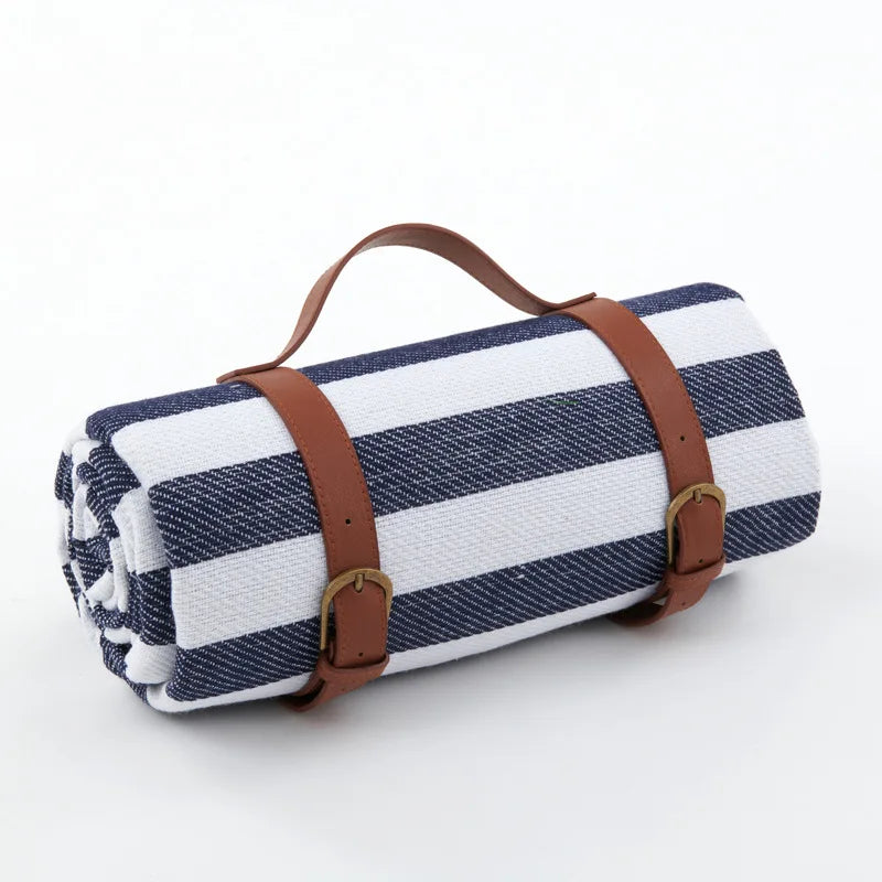 "Wasserdichte Picknickdecke 150x200 cm, faltbar, mit Tragegriff, ideal für Camping und Outdoor, weiche blaue Oberfläche."