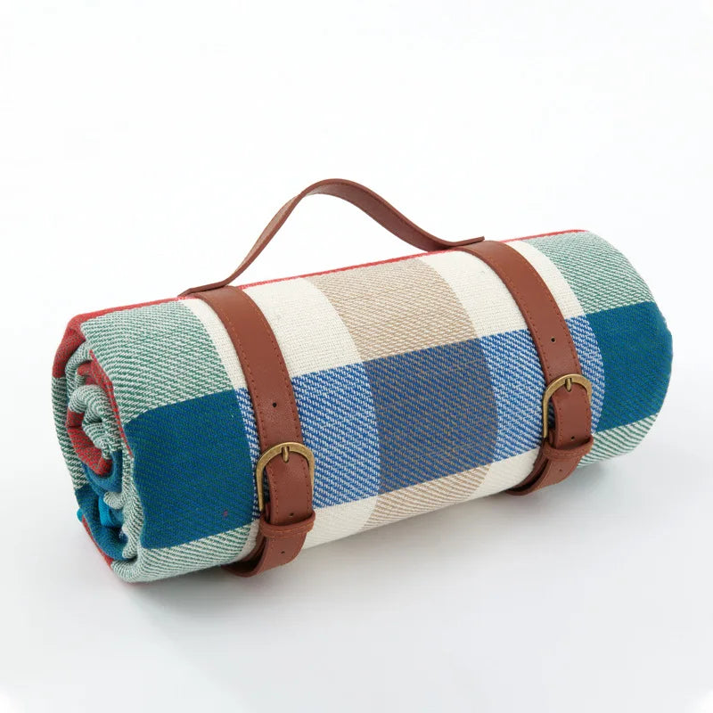 "Wasserdichte Picknickdecke 150x200 cm, faltbar, mit Tragegriff, ideal für Camping und Outdoor, weiche blaue Oberfläche."