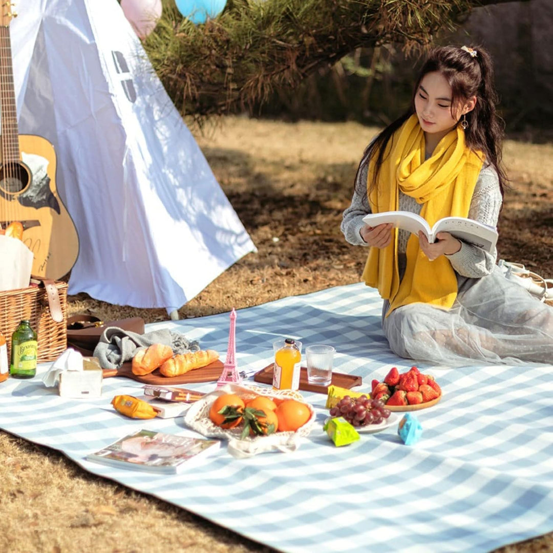 "Wasserdichte Picknickdecke 150x200 cm, faltbar, mit Tragegriff, ideal für Camping und Outdoor, weiche blaue Oberfläche."