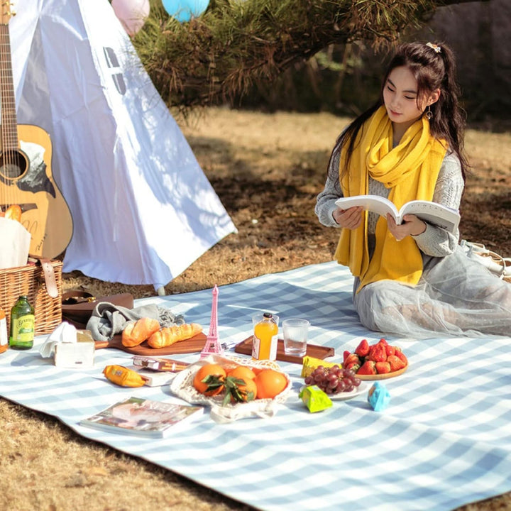 "Wasserdichte Picknickdecke 150x200 cm, faltbar, mit Tragegriff, ideal für Camping und Outdoor, weiche blaue Oberfläche."