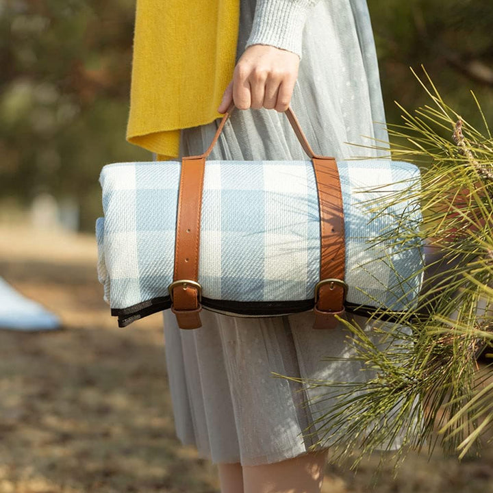"Wasserdichte Picknickdecke 150x200 cm, faltbar, mit Tragegriff, ideal für Camping und Outdoor, weiche blaue Oberfläche."