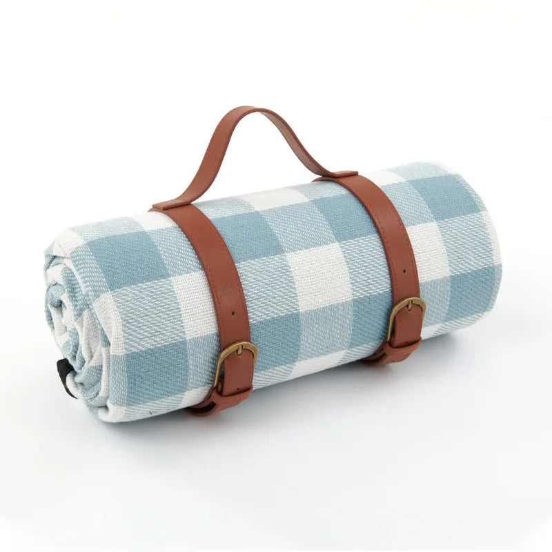 "Wasserdichte Picknickdecke 150x200 cm, faltbar, mit Tragegriff, ideal für Camping und Outdoor, weiche blaue Oberfläche."