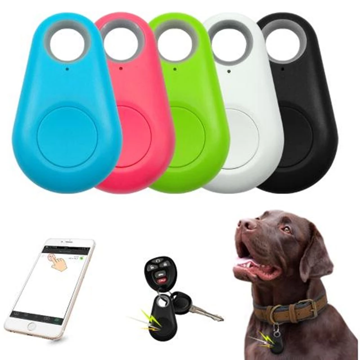 "Wasserdichter GPS-Tracker für Haustiere in Nahaufnahme, robuster, handlicher Tracker, ideal für Echtzeit-Ortung."