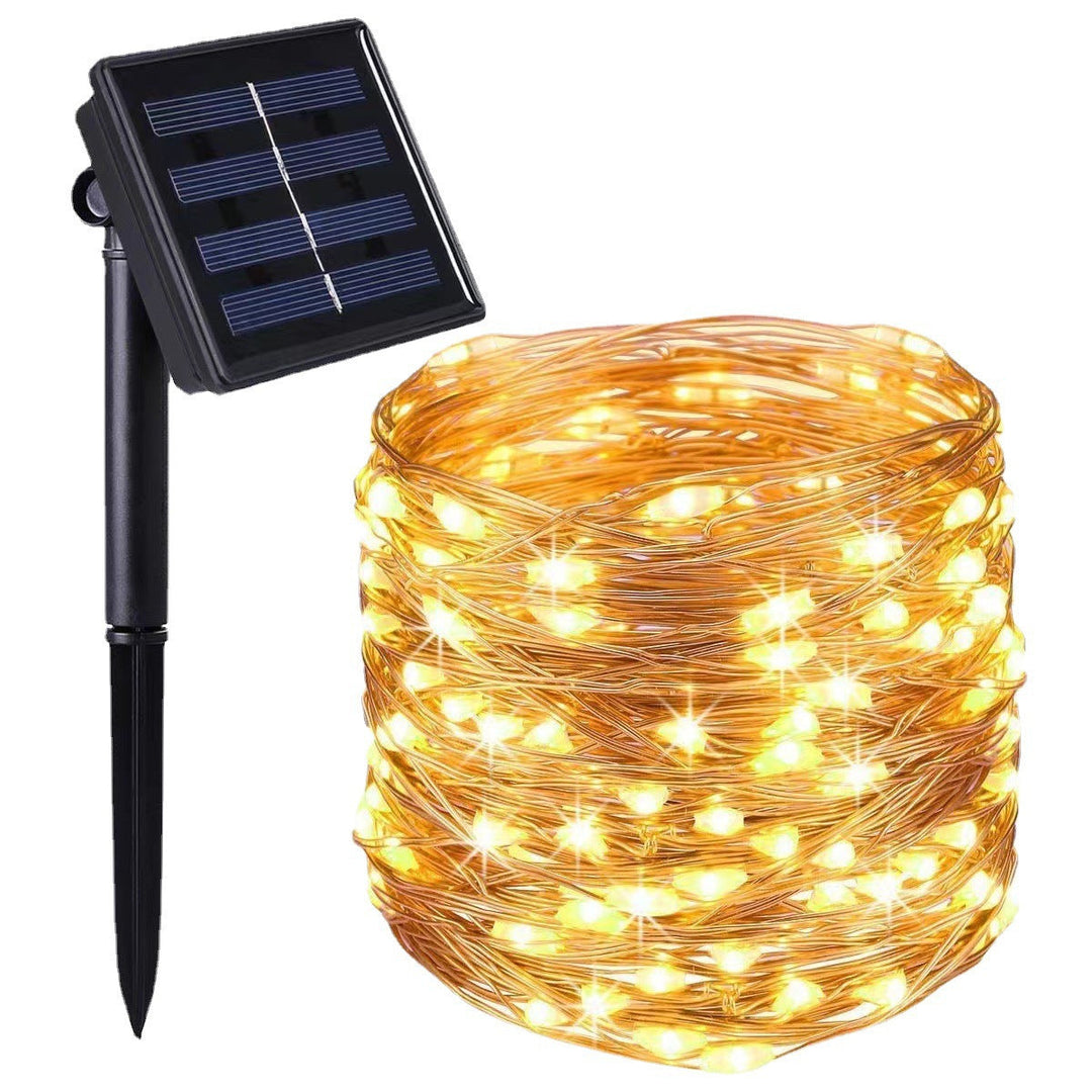 "Wasserfeste solarbetriebene Lichterkette im Garten bei Dämmerung, warme LED-Lichter, stimmungsvolle Außenbeleuchtung"