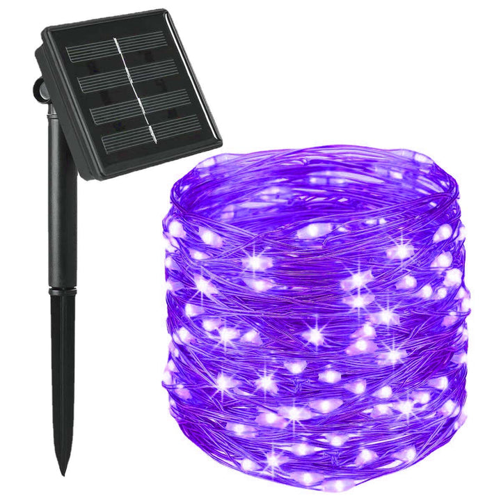 "Wasserfeste solarbetriebene Lichterkette im Garten bei Dämmerung, warme LED-Lichter, stimmungsvolle Außenbeleuchtung"