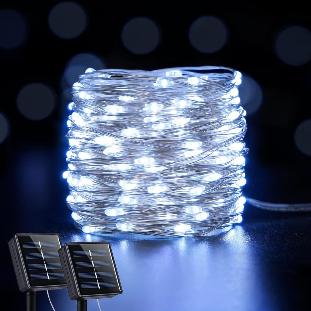 "Wasserfeste solarbetriebene Lichterkette im Garten bei Dämmerung, warme LED-Lichter, stimmungsvolle Außenbeleuchtung"