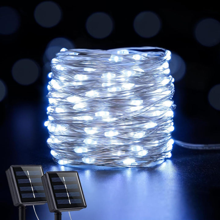 "Wasserfeste solarbetriebene Lichterkette im Garten bei Dämmerung, warme LED-Lichter, stimmungsvolle Außenbeleuchtung"