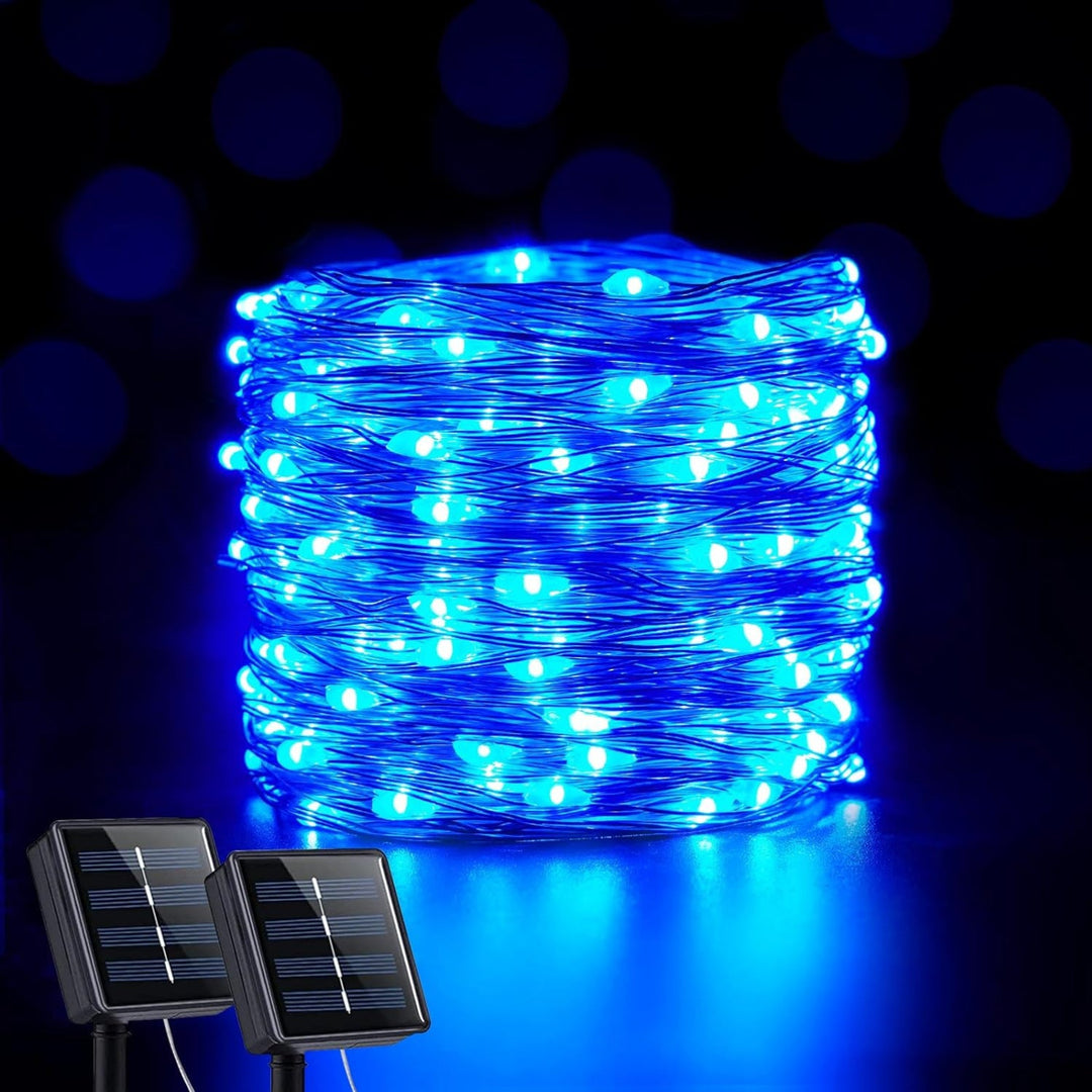 "Wasserfeste solarbetriebene Lichterkette im Garten bei Dämmerung, warme LED-Lichter, stimmungsvolle Außenbeleuchtung"