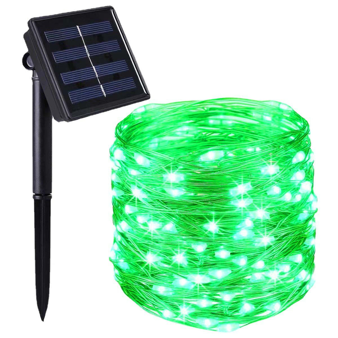 "Wasserfeste solarbetriebene Lichterkette im Garten bei Dämmerung, warme LED-Lichter, stimmungsvolle Außenbeleuchtung"