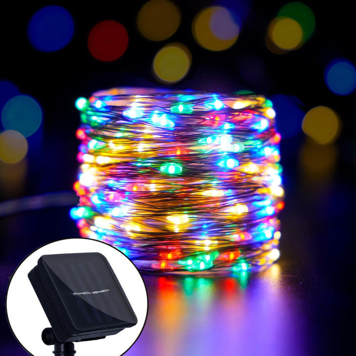 "Wasserfeste solarbetriebene Lichterkette im Garten bei Dämmerung, warme LED-Lichter, stimmungsvolle Außenbeleuchtung"