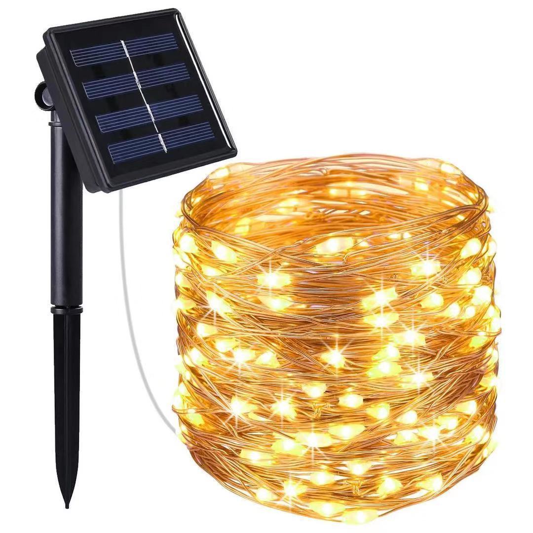 "Wasserfeste solarbetriebene Lichterkette im Garten bei Dämmerung, warme LED-Lichter, stimmungsvolle Außenbeleuchtung"