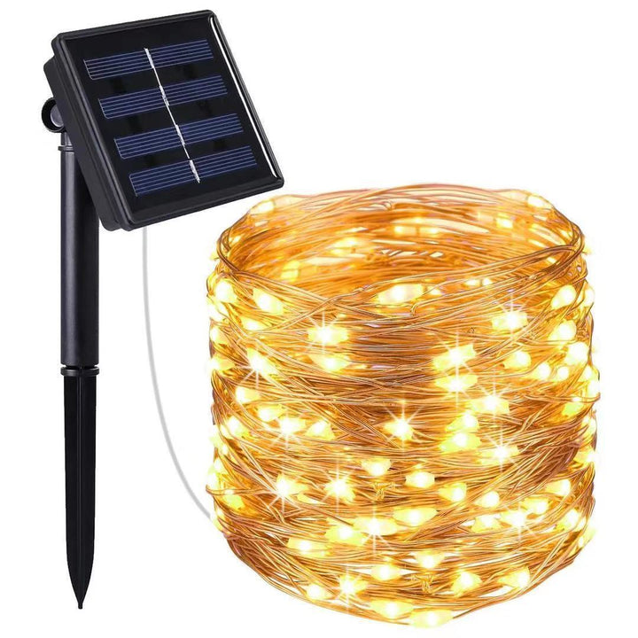 "Wasserfeste solarbetriebene Lichterkette im Garten bei Dämmerung, warme LED-Lichter, stimmungsvolle Außenbeleuchtung"