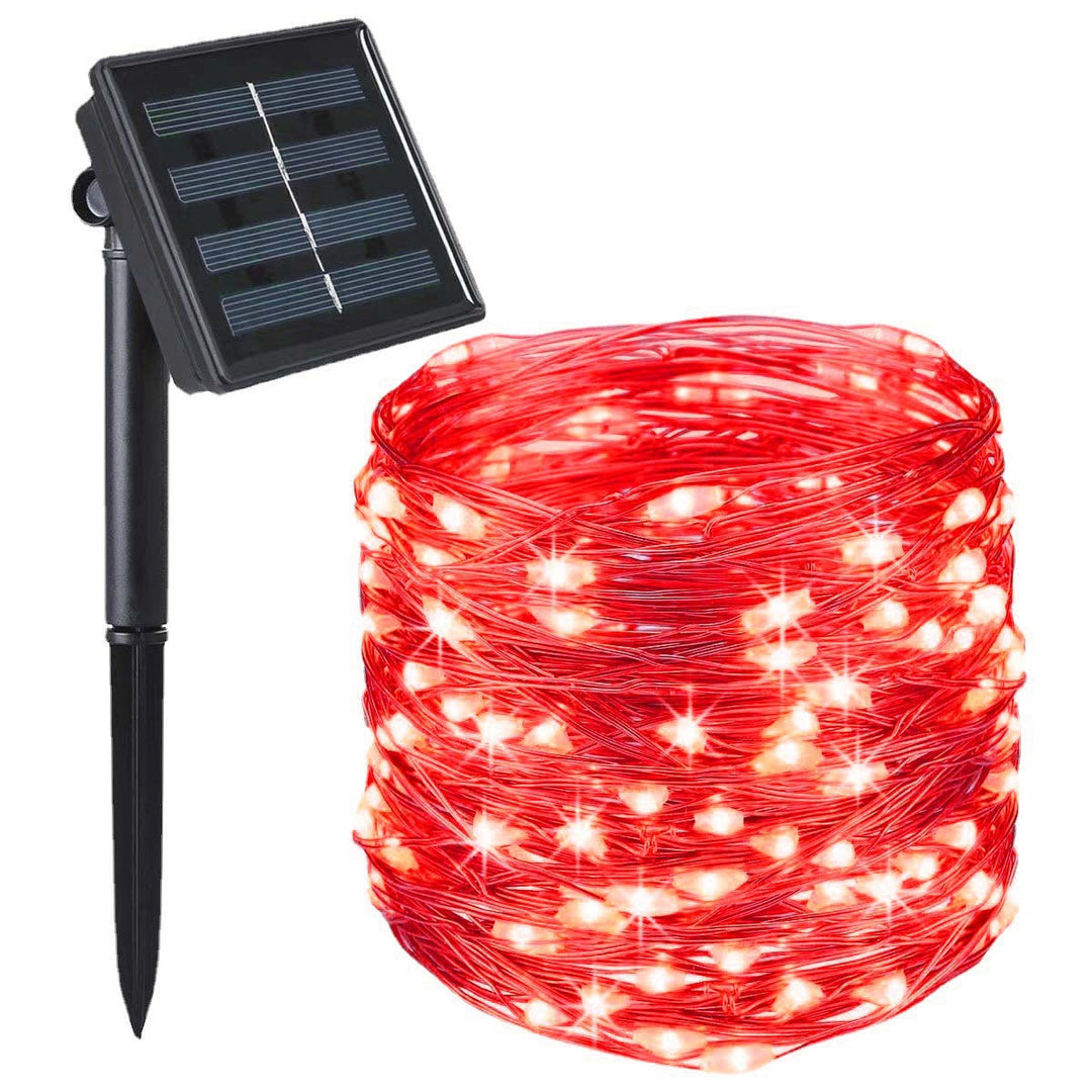 "Wasserfeste solarbetriebene Lichterkette im Garten bei Dämmerung, warme LED-Lichter, stimmungsvolle Außenbeleuchtung"