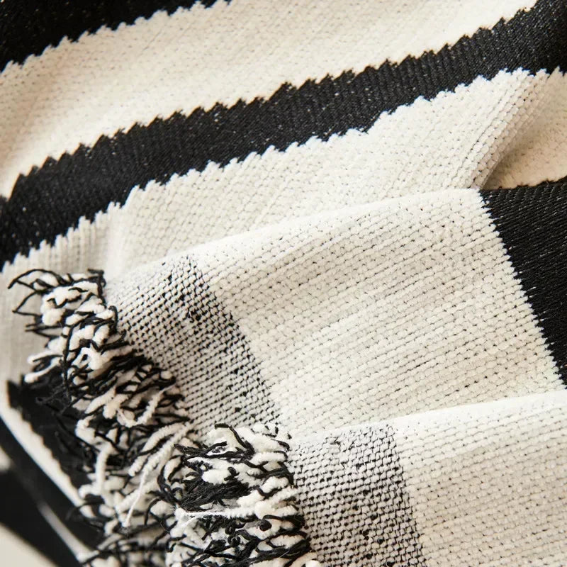 Weiche Chenille Sofadecke mit Quasten, luxuriöses Boho-Design in Beige, ideal für gemütliche Abende und stilvolle Deko.