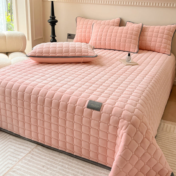 "Weiche Tagesdecke mit quadratischer Textur, flauschig und modern auf Sofa drapiert, verleiht stilvolle Gemütlichkeit."