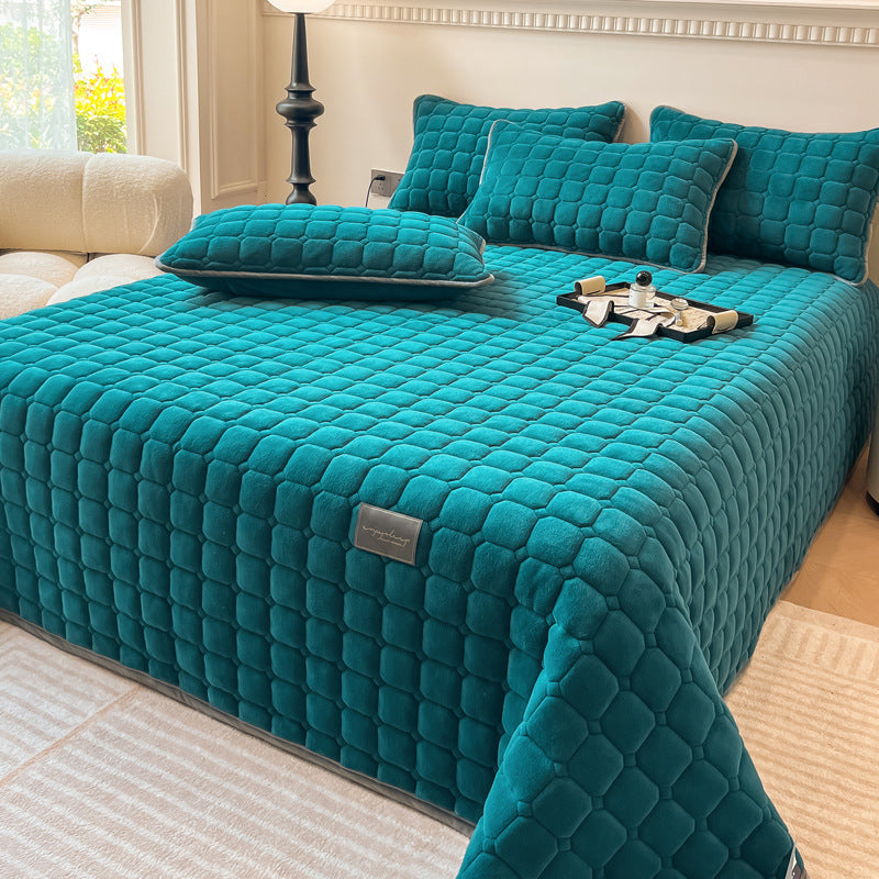 "Weiche Tagesdecke mit quadratischer Textur, flauschig und modern auf Sofa drapiert, verleiht stilvolle Gemütlichkeit."
