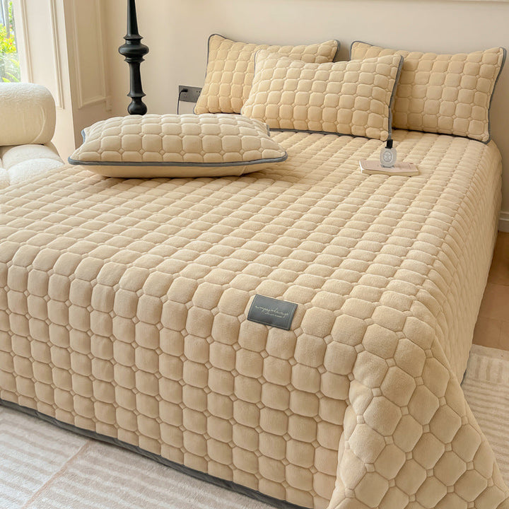 "Weiche Tagesdecke mit quadratischer Textur, flauschig und modern auf Sofa drapiert, verleiht stilvolle Gemütlichkeit."