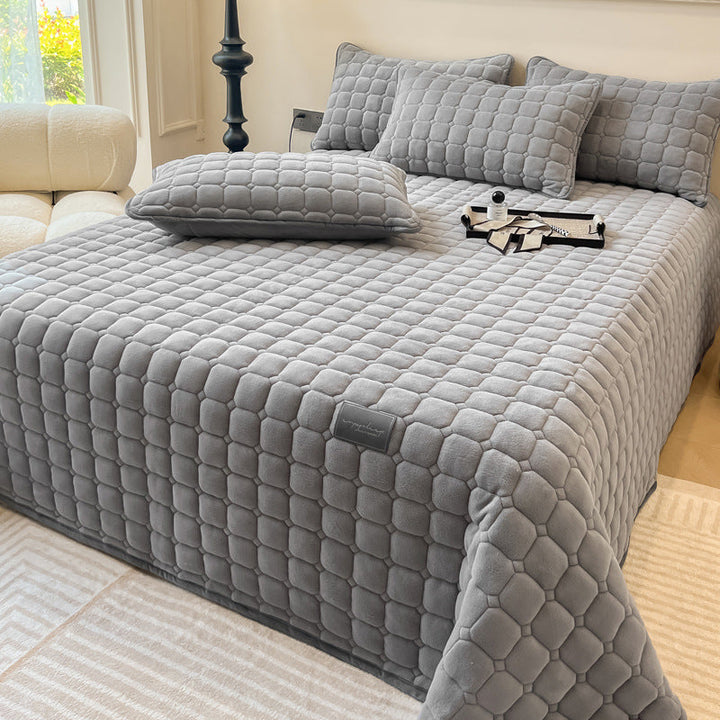 "Weiche Tagesdecke mit quadratischer Textur, flauschig und modern auf Sofa drapiert, verleiht stilvolle Gemütlichkeit."