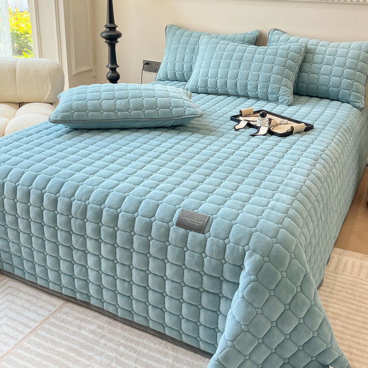 "Weiche Tagesdecke mit quadratischer Textur, flauschig und modern auf Sofa drapiert, verleiht stilvolle Gemütlichkeit."