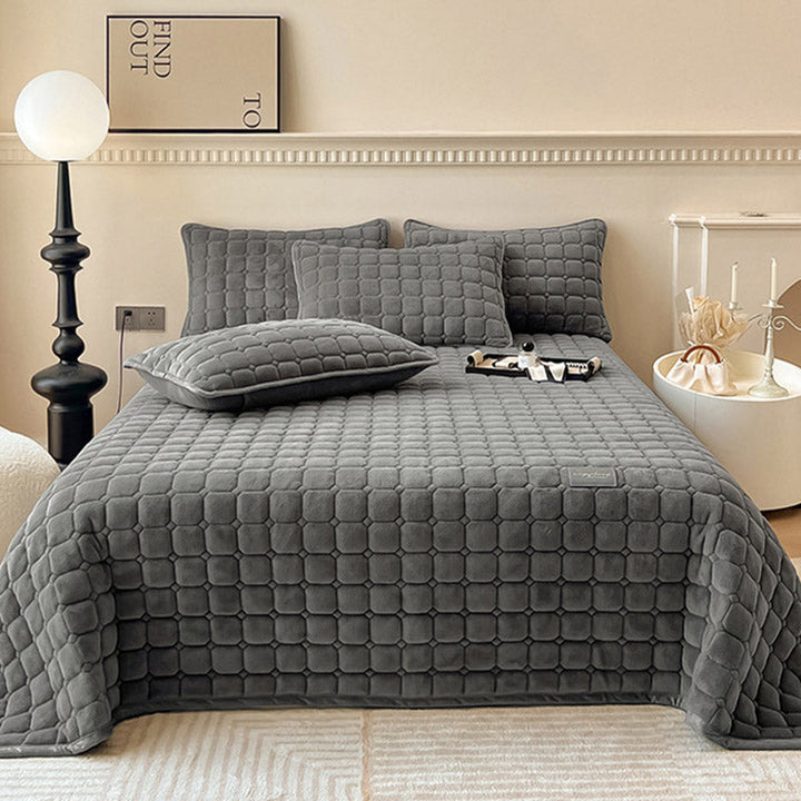 "Weiche Tagesdecke mit quadratischer Textur, flauschig und modern auf Sofa drapiert, verleiht stilvolle Gemütlichkeit."
