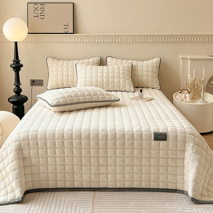 "Weiche Tagesdecke mit quadratischer Textur, flauschig und modern auf Sofa drapiert, verleiht stilvolle Gemütlichkeit."