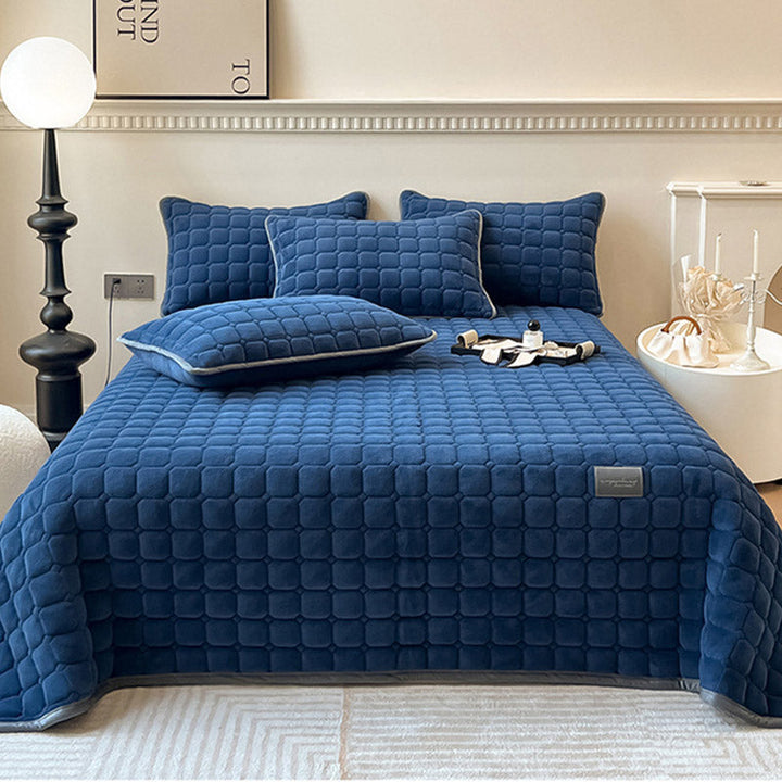 "Weiche Tagesdecke mit quadratischer Textur, flauschig und modern auf Sofa drapiert, verleiht stilvolle Gemütlichkeit."