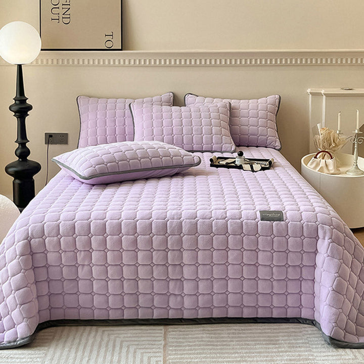 "Weiche Tagesdecke mit quadratischer Textur, flauschig und modern auf Sofa drapiert, verleiht stilvolle Gemütlichkeit."