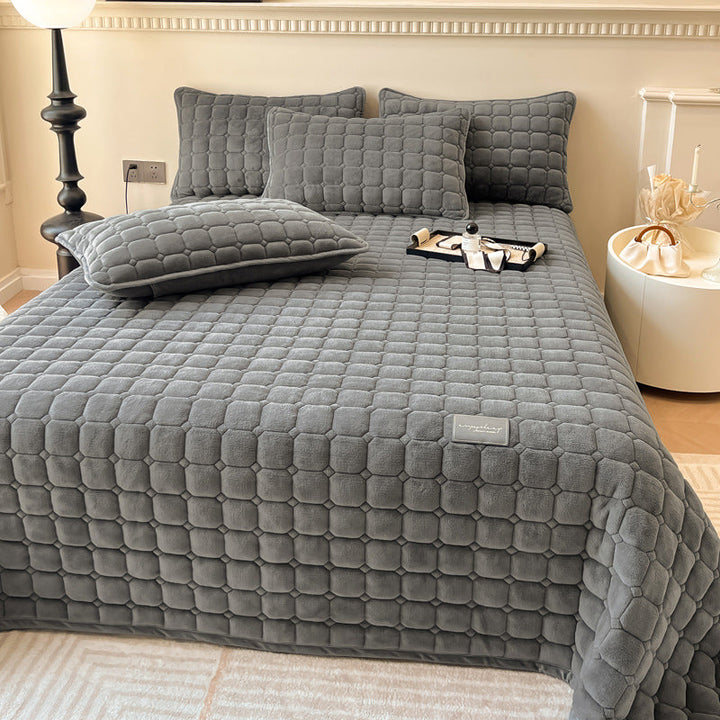 "Weiche Tagesdecke mit quadratischer Textur, flauschig und modern auf Sofa drapiert, verleiht stilvolle Gemütlichkeit."