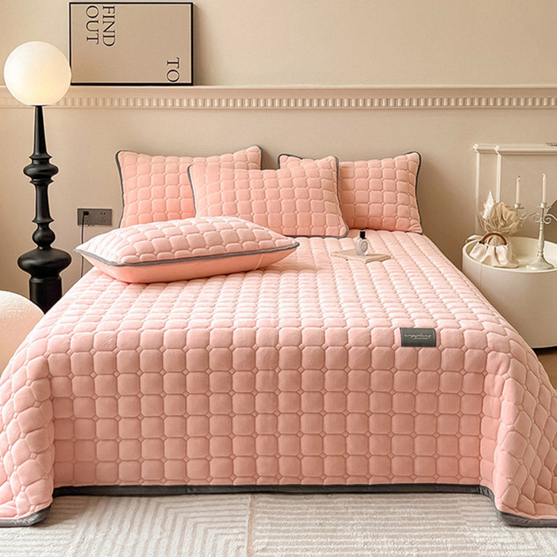 "Weiche Tagesdecke mit quadratischer Textur, flauschig und modern auf Sofa drapiert, verleiht stilvolle Gemütlichkeit."