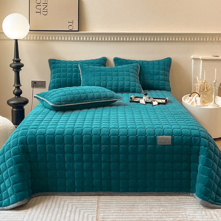 "Weiche Tagesdecke mit quadratischer Textur, flauschig und modern auf Sofa drapiert, verleiht stilvolle Gemütlichkeit."