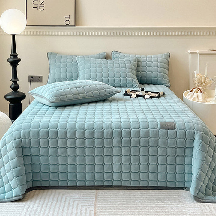"Weiche Tagesdecke mit quadratischer Textur, flauschig und modern auf Sofa drapiert, verleiht stilvolle Gemütlichkeit."