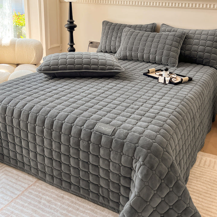 "Weiche Tagesdecke mit quadratischer Textur, flauschig und modern auf Sofa drapiert, verleiht stilvolle Gemütlichkeit."