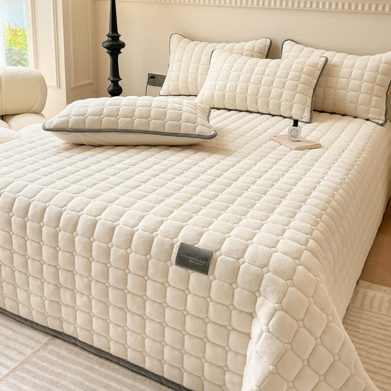 "Weiche Tagesdecke mit quadratischer Textur, flauschig und modern auf Sofa drapiert, verleiht stilvolle Gemütlichkeit."