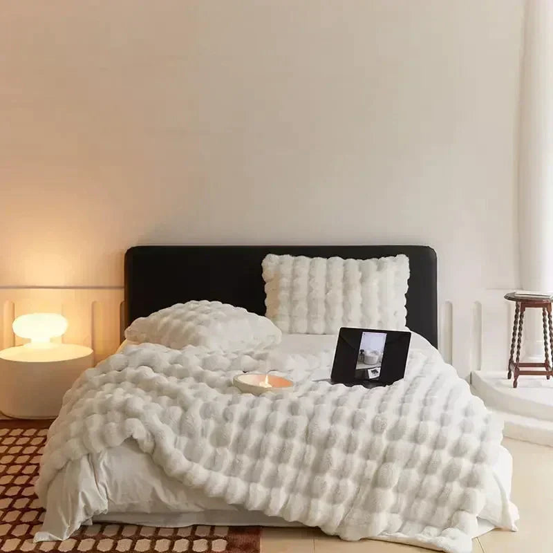 Weiße Kunstfelldecke frontal, kuschelig weich, ideal für Wohnzimmer, bietet Gemütlichkeit und stilvolles Ambiente. Home & Dec