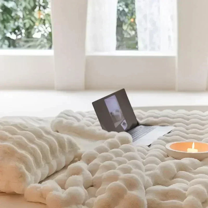 Weiße Kunstfelldecke frontal, kuschelig weich, ideal für Wohnzimmer, bietet Gemütlichkeit und stilvolles Ambiente. Home & Dec