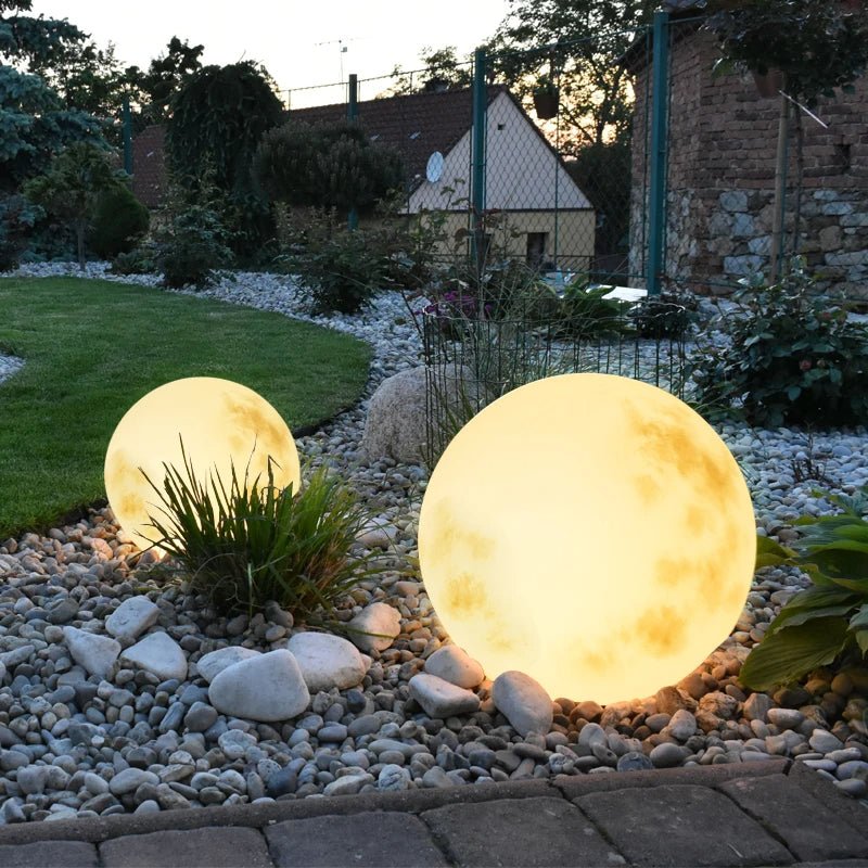 "Weiße magische Außen-Mondlampe im Garten, wetterfest, erzeugt mystische Atmosphäre, ideal für Abendbeleuchtung."