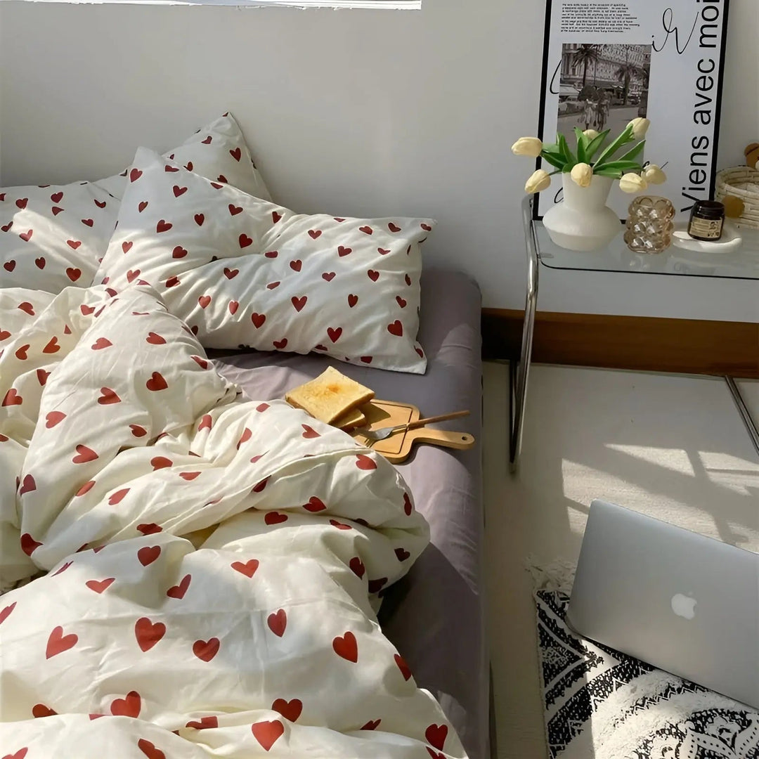 Weißes Bettwäsche-Set mit romantischem Herzmotiv, aus weichem, atmungsaktivem Baumwollstoff, ideal für stilvolles Ambiente.