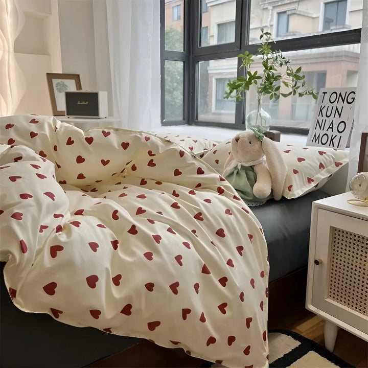 Weißes Bettwäsche-Set mit romantischem Herzmotiv, aus weichem, atmungsaktivem Baumwollstoff, ideal für stilvolles Ambiente.