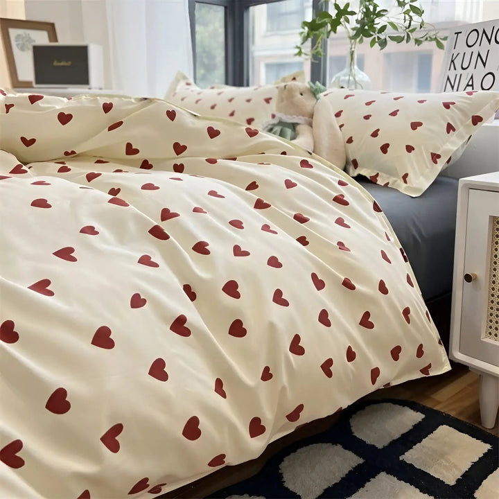Weißes Bettwäsche-Set mit romantischem Herzmotiv, aus weichem, atmungsaktivem Baumwollstoff, ideal für stilvolles Ambiente.