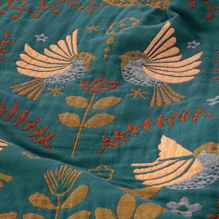 "Wendbare skandinavische Wurfdecke mit Vogelmuster, zweiseitig in Blau und Weiß, ideal für Sofa oder Bett."