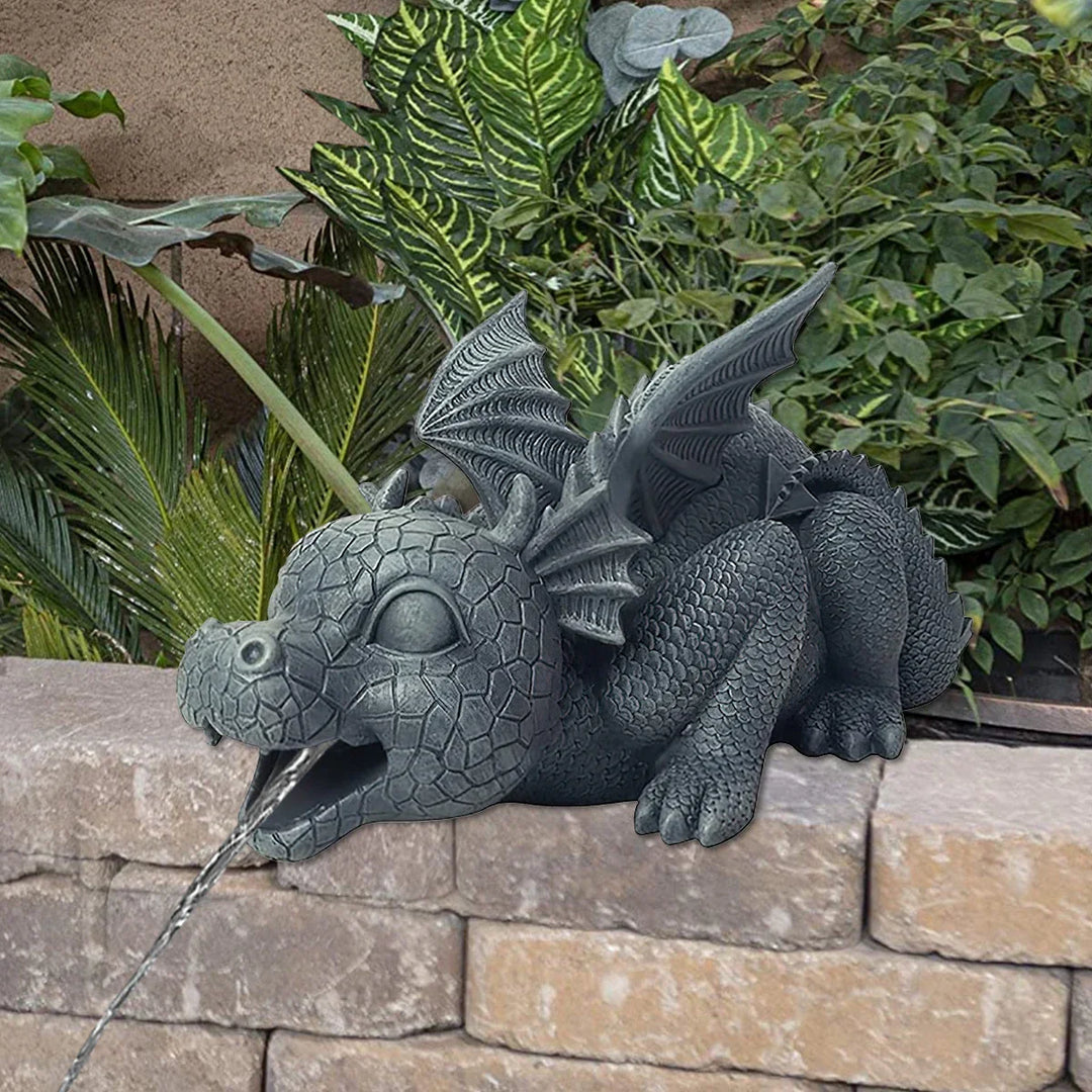 "Wetterfeste Harz Drachenstatue im Garten mit realistischem Wassereffekt, schuppiger Textur und stacheligen Flügeln."
