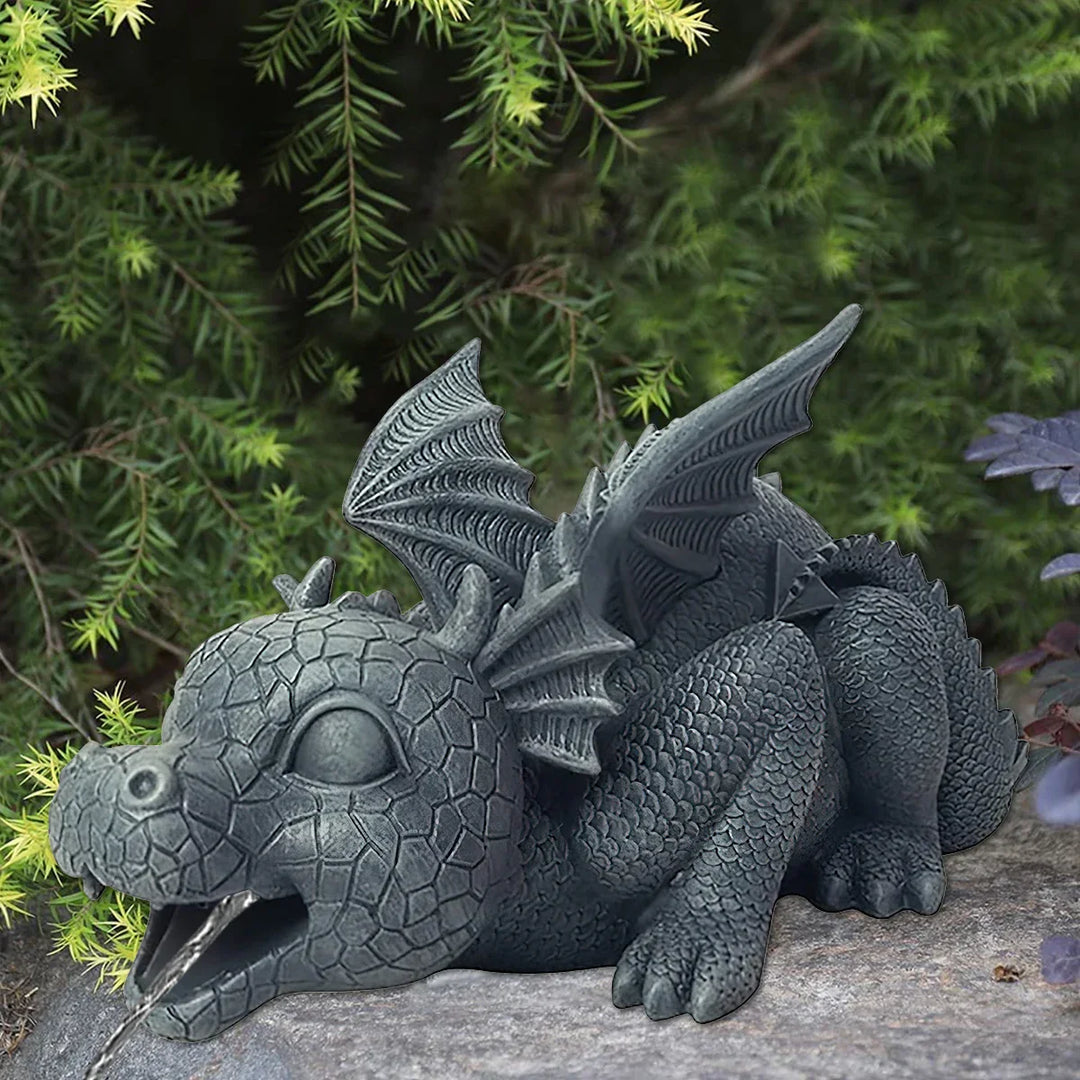 "Wetterfeste Harz Drachenstatue im Garten mit realistischem Wassereffekt, schuppiger Textur und stacheligen Flügeln."