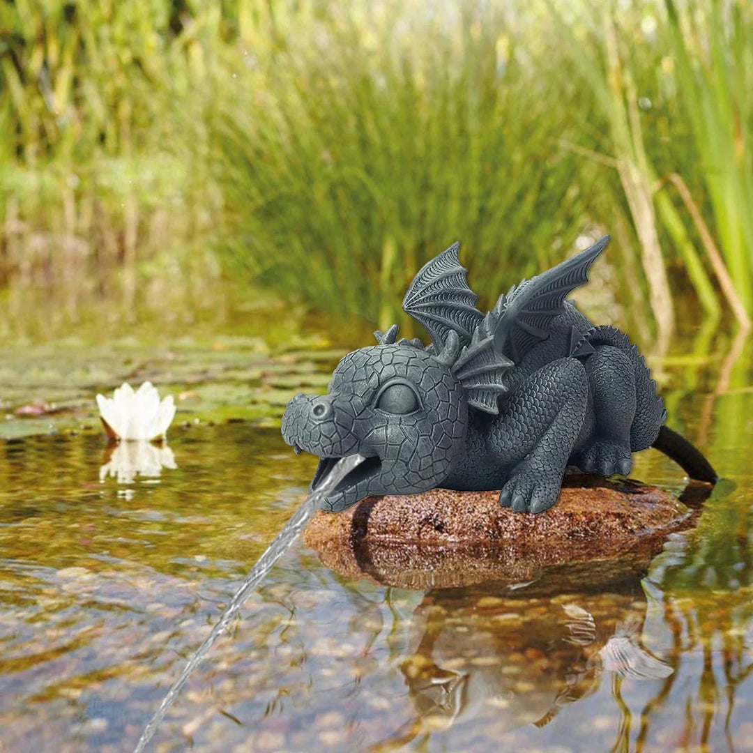 "Wetterfeste Harz Drachenstatue im Garten mit realistischem Wassereffekt, schuppiger Textur und stacheligen Flügeln."