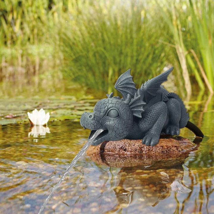 "Wetterfeste Harz Drachenstatue im Garten mit realistischem Wassereffekt, schuppiger Textur und stacheligen Flügeln."
